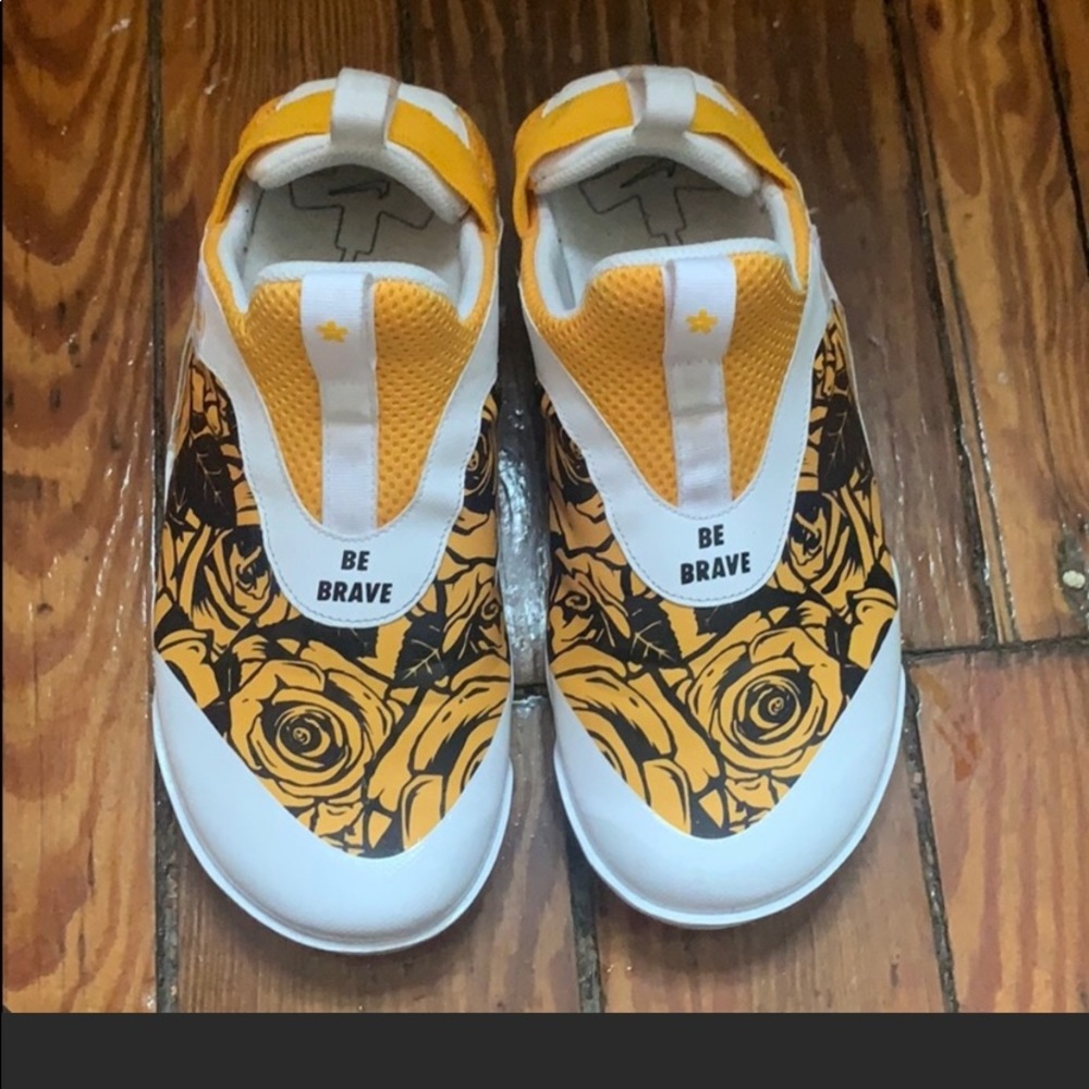 doernbecher nike zoom pulse - women’s size 9